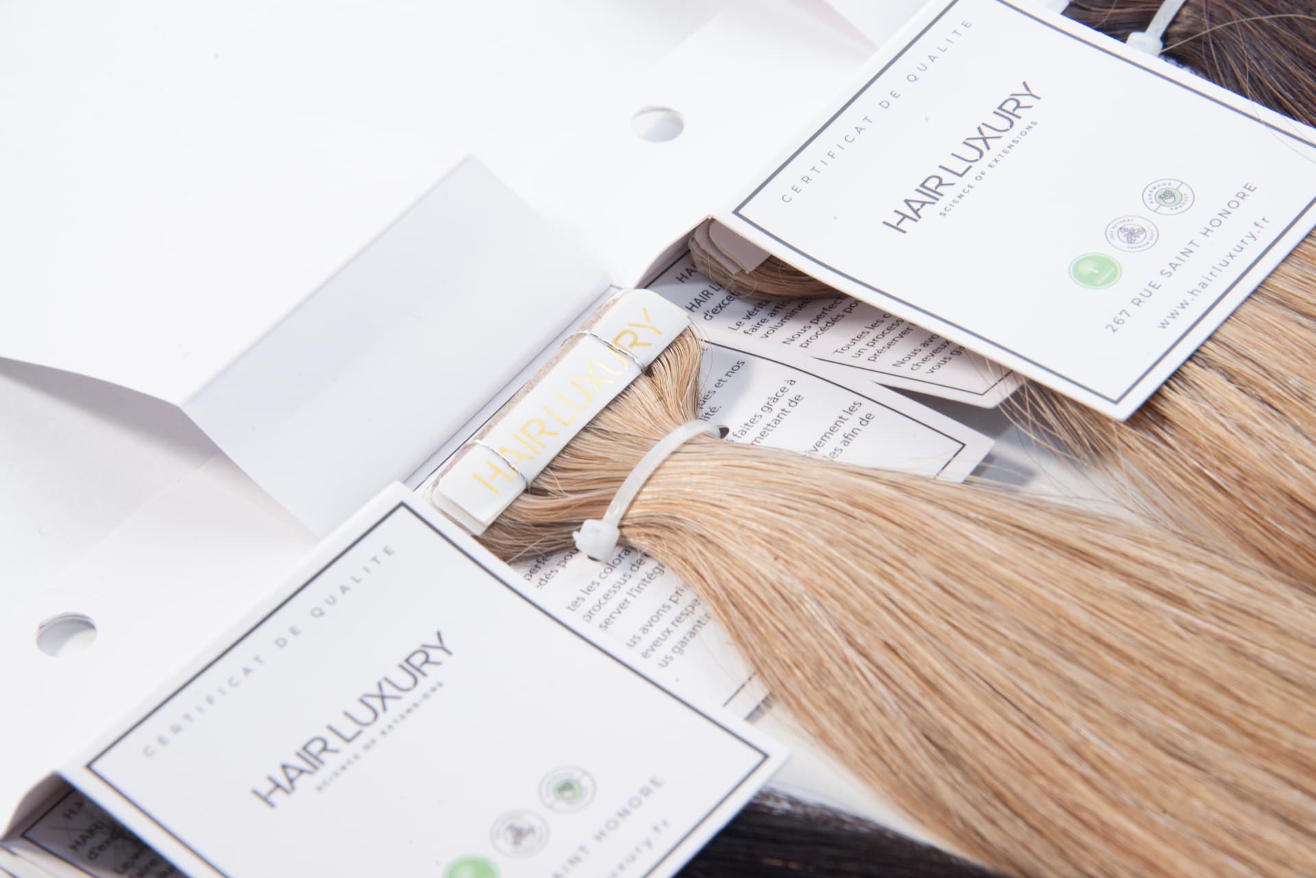 Mèches Hair Luxury dans leurs emballages et certificats de qualité.